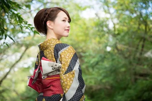 Stay in Japanese hotel, if there is a beautiful woman knock on the door do not open the door, not “ordinary people” can stand