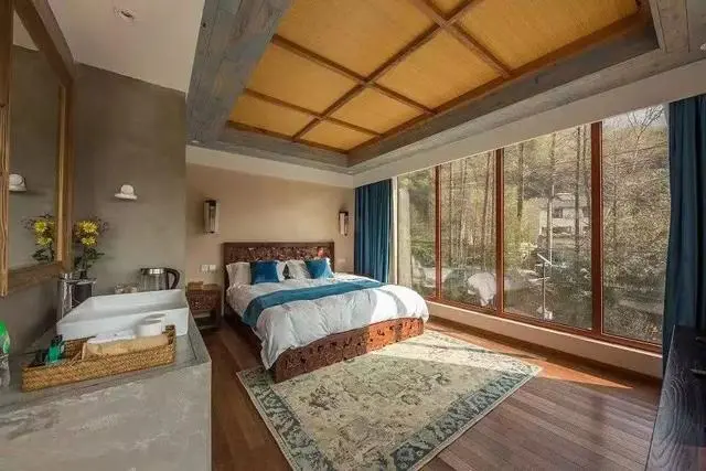 Why don’t most smart people choose “B & B” when traveling?