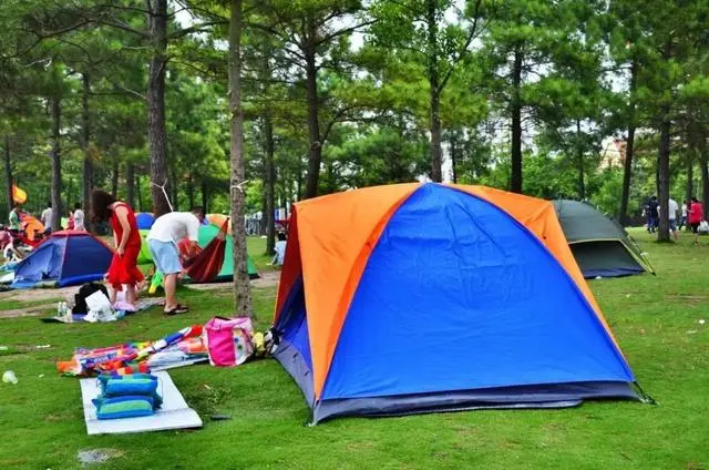 Men and women outdoor camping, “live in a tent” phenomenon appears frequently, isn’t the girl not afraid of men’s mess